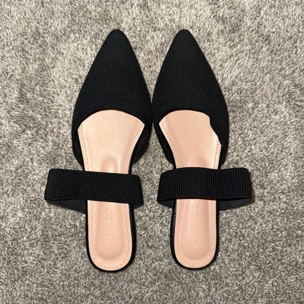 NWOT Cuccoo Black Flats